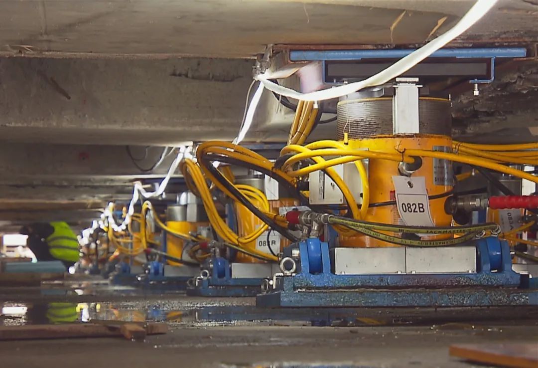 上海建工二建集團動用432台小型步履式移位機器人和216個動力站，構建起一套高度協同的智能移動系統。圖／取自上海靜安區政府