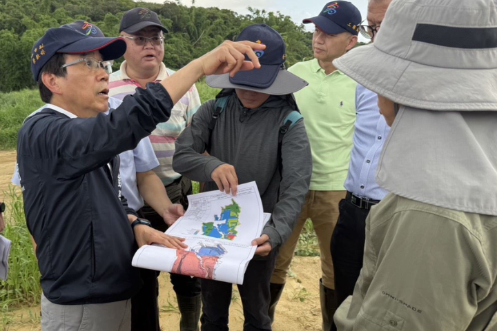 高雄市副市長林欽榮（左）17日會同水土保持技師至大樹區和山光電發電設施現場勘查，要求光電業者即刻恢復植生強化防洪。圖／高市府提供