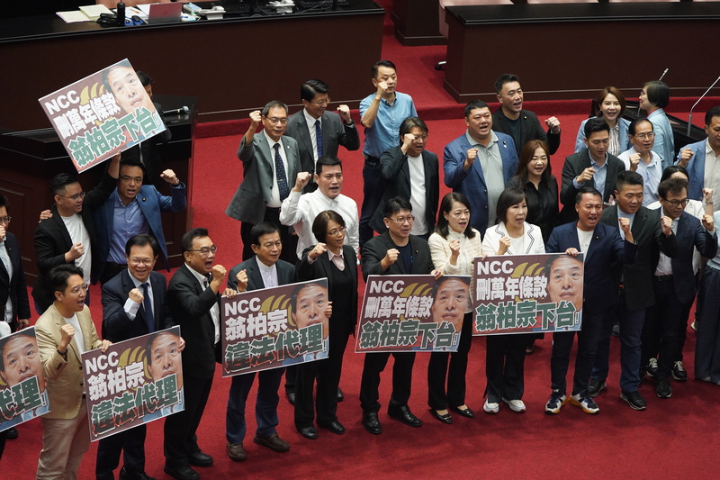NCC放話委員不足無法開會，恐怕會有電視台停播。圖為立法院會去年11月15日三讀修正通過NCC組織法部分條文，明定NCC委員改為「任滿得連任一次，已連任者不得再任」，並刪除延任規定，12月1日施行。藍白立委在議場中高喊「拒絕萬年委員，翁柏宗下台」口號。圖/中央社