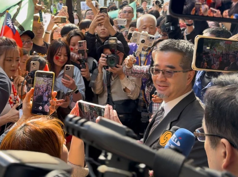 馬英九基金會執行長蕭旭岑（右）4日帶領陸生團到新竹清大參訪，現場大批群眾搶拍。圖／中央社