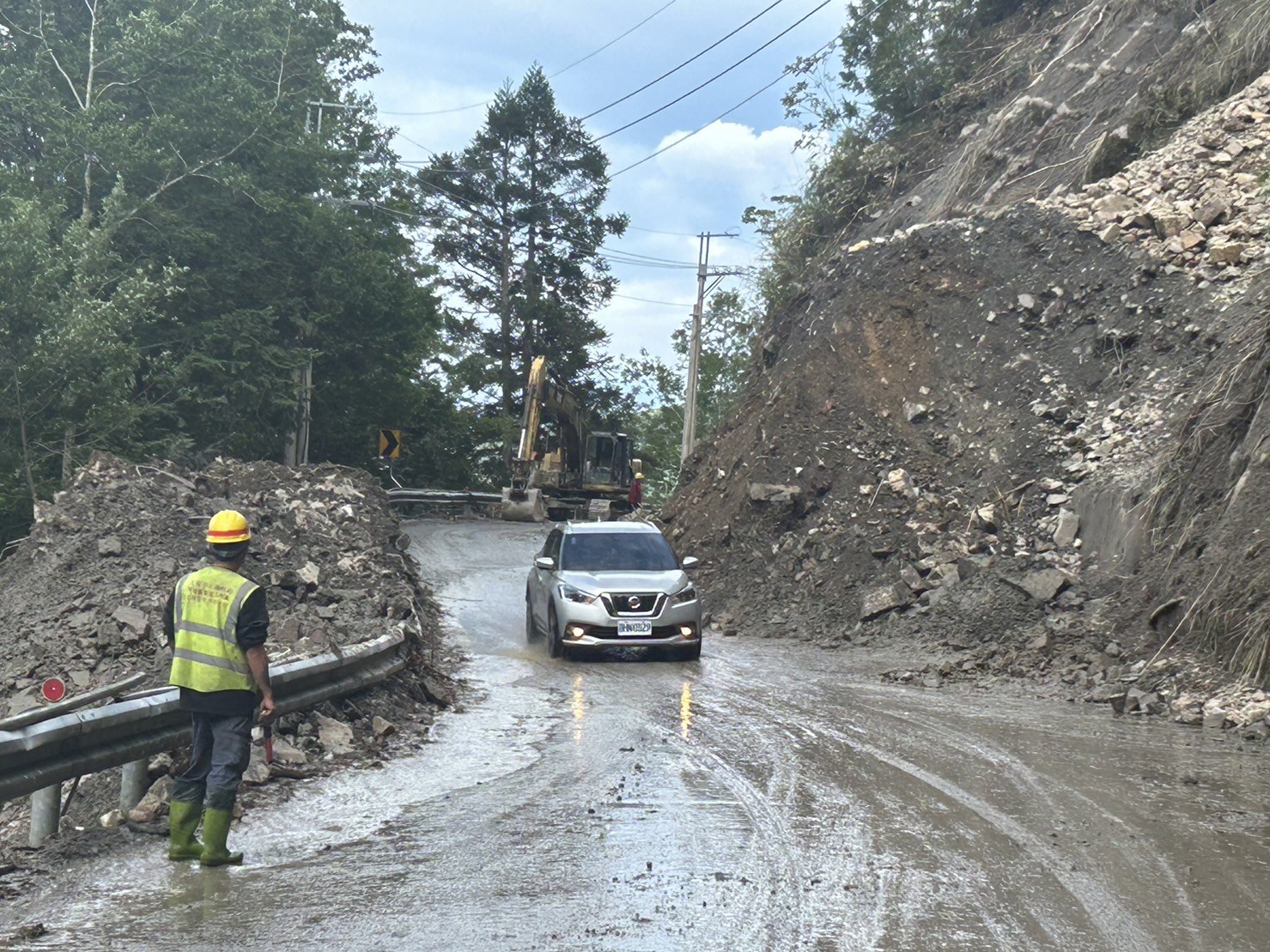 受地震及降雨影響，邊坡情形尚不穩定，公路局採取刷坡作業、整點放行車輛應對，確保人車安全通行。圖/取自交通部公路局網站