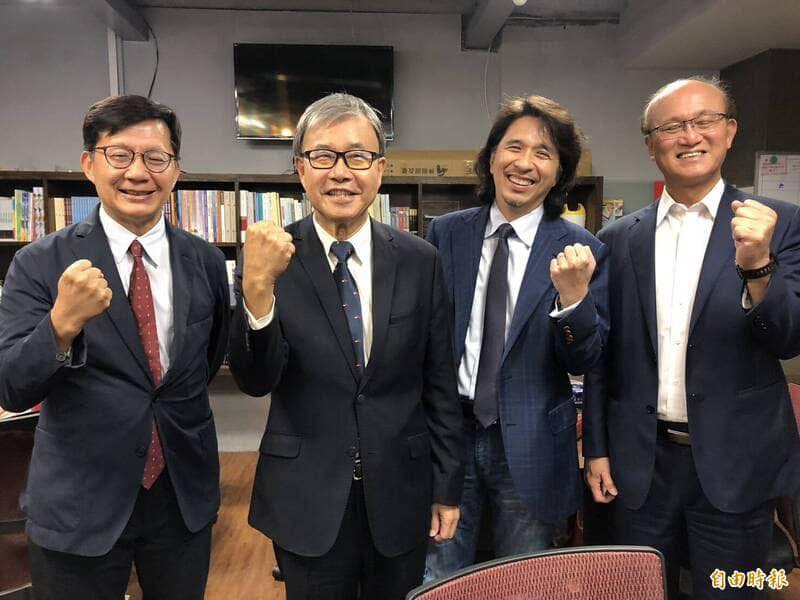 教育部新任政務次長葉丙成(左三)原本是台大電機系教授。圖/取自葉丙成臉書