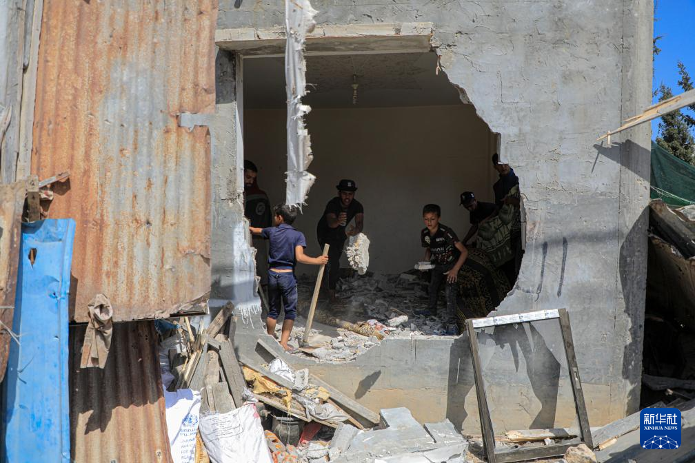 以軍空襲拉法後，巴勒斯坦人查看轟炸後的廢墟。圖/取自新華社
