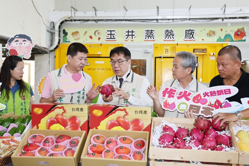 台南芒果、紅龍果等水果正值旺季,市長黃偉哲(中)8日前往玉井蒸熱廠視察,要求確保出口果品符合最嚴格標準。圖/中央社