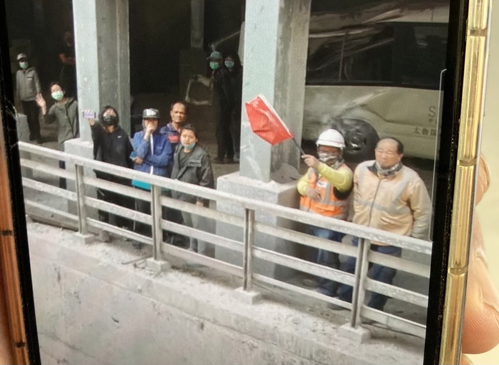 受困民眾搖紅旗向空拍機求救。圖/消防署提供