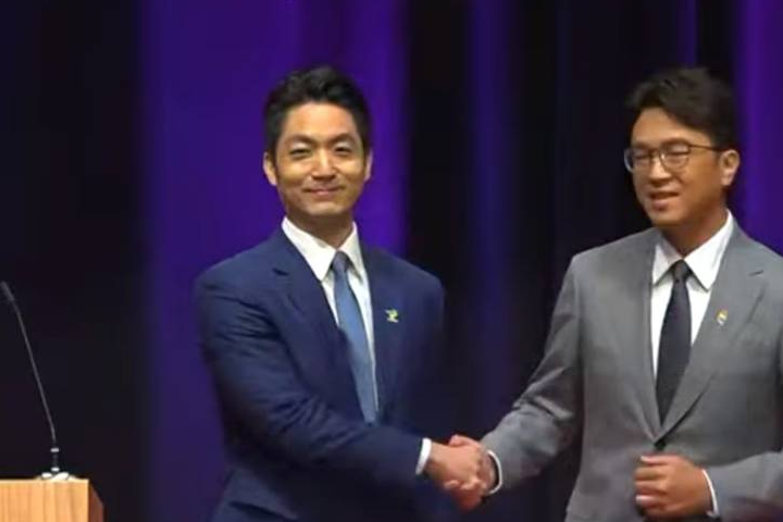 【首都市長電視辯論】藍西裝亮相　蔣萬安：出門前妻兒有「親抱加油」