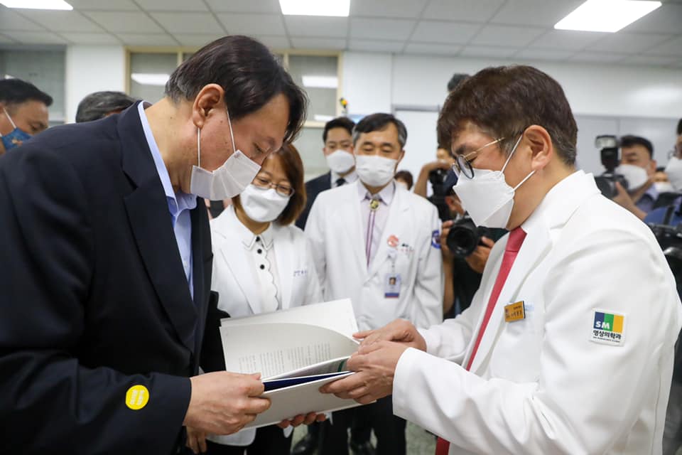 韓國醫生為抗議政府宣布的「醫學生擴招計劃」發起罷工，今（4）日韓國政府宣布對罷工者啟動吊銷執照程序。圖/取自尹錫悅（윤석열）臉書