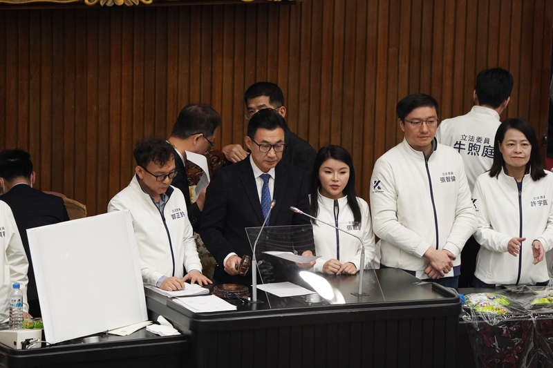  立法院會20日在衝突中三讀修正通過選罷法部分條文，副院長江啟臣敲槌定案。圖/中央社