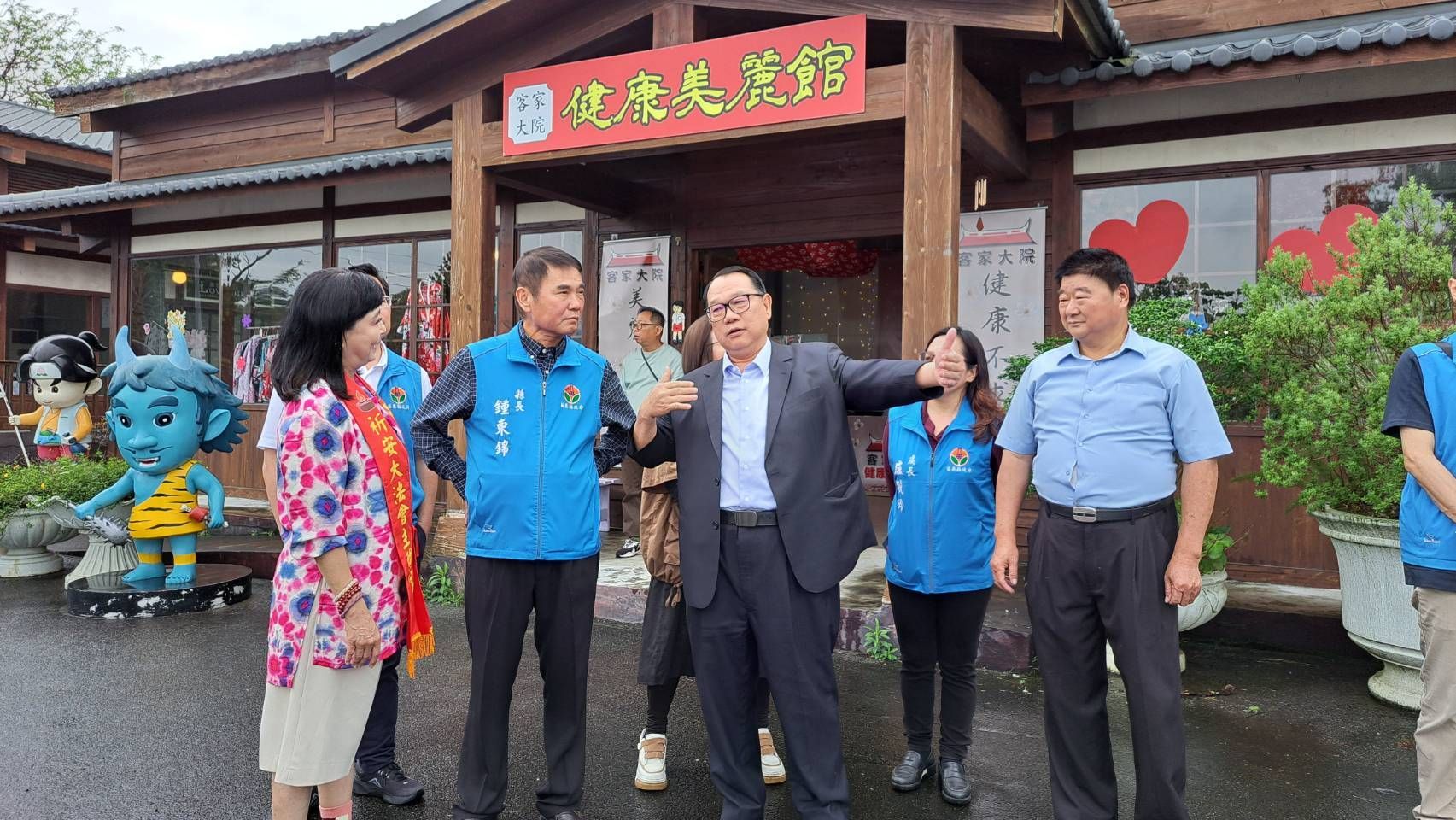 姜太公道場主席羅世新（中）表示，遊客前來客家大院可免費領取「發財米」，祈求好運與財富到來。圖／姜太公中部道場客家大院提供