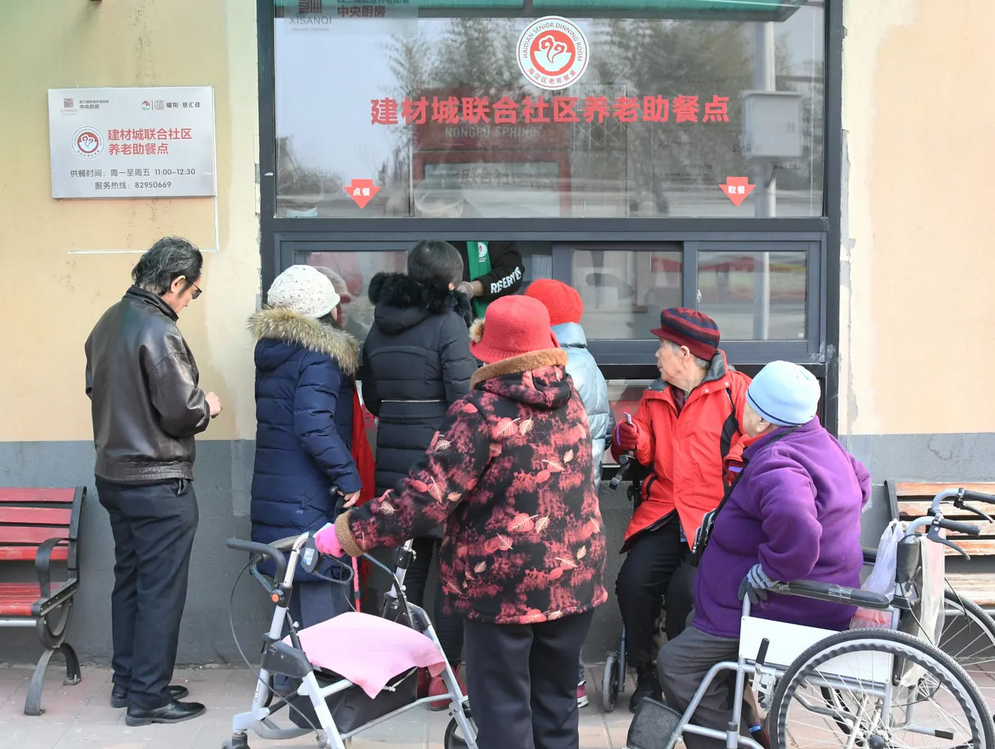 北京老人在海澱區西三旗街道養老助餐點購買午餐。圖/取自新華社