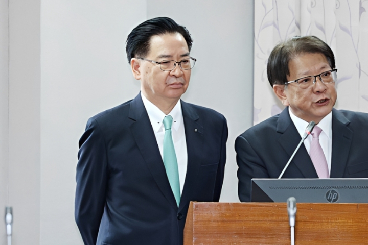 綠營「百艦圍台」又來了　吳釗燮：過去數日中共在第一島鏈集結超過百艘船艦