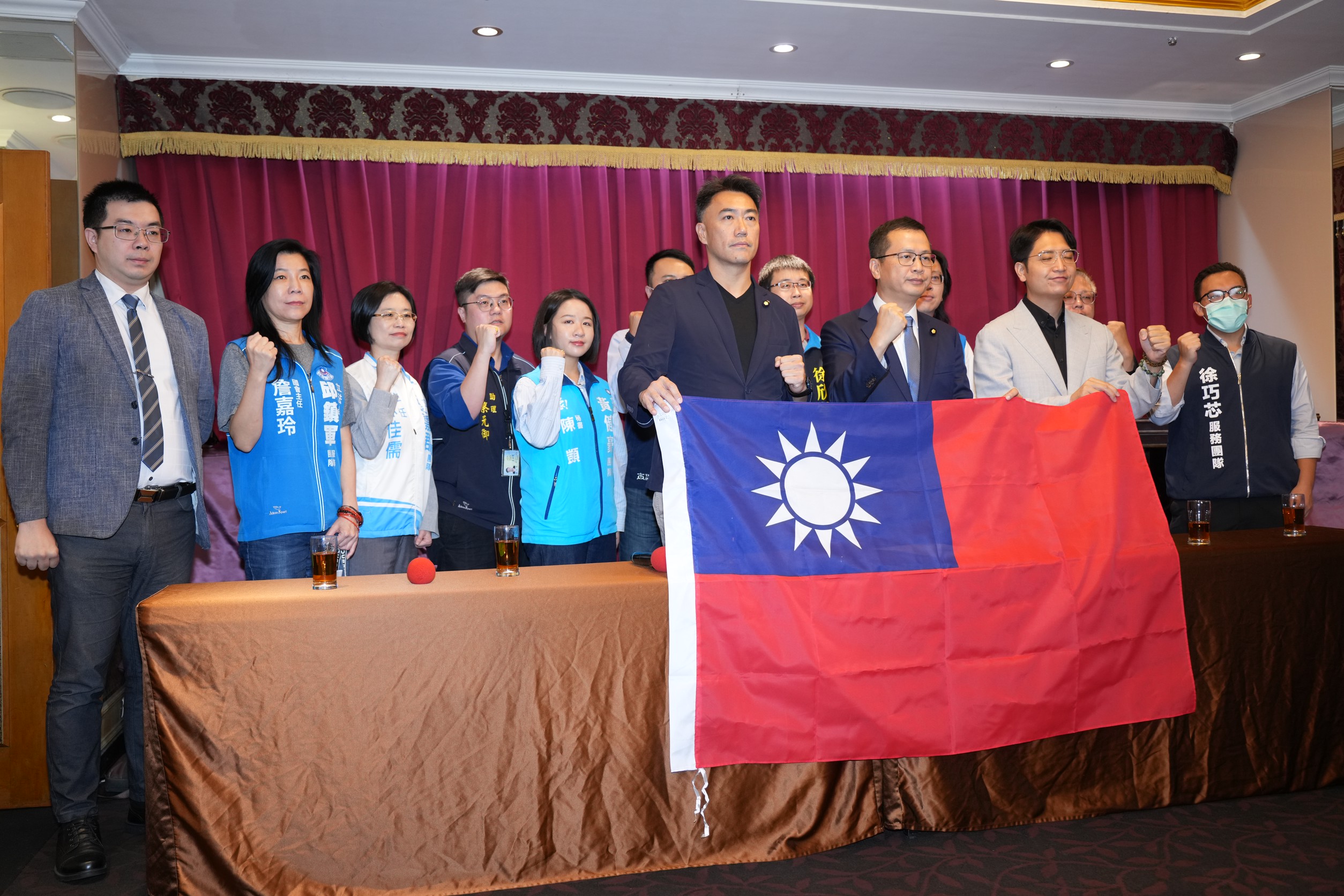 國民黨立委羅智強(前中)26日宣布參選國民黨主席，帶領國民黨2028重返執政，多位國民黨立委及助理前來聲援。圖/記者陳思豪攝