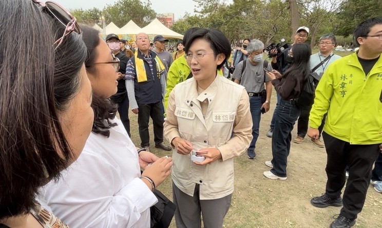 ​​​​​​​民進黨立委林岱樺（中）涉詐領助理費，檢方訊後諭令交保後，她22日前往高雄市中央公園出席活動。圖/中央社