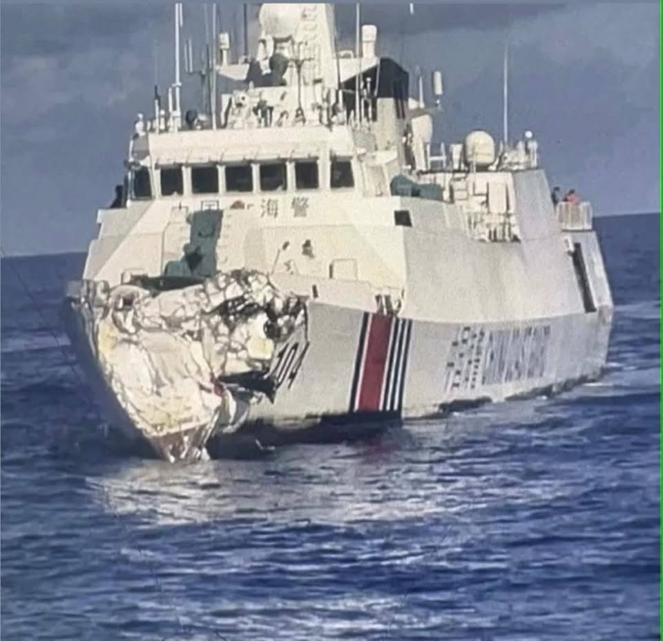 兩陸艦夾擊菲艇變撞船，圖為陸海警船直撞自家驅逐艦後艦艏慘況。圖／取自菲律賓海岸防衛隊