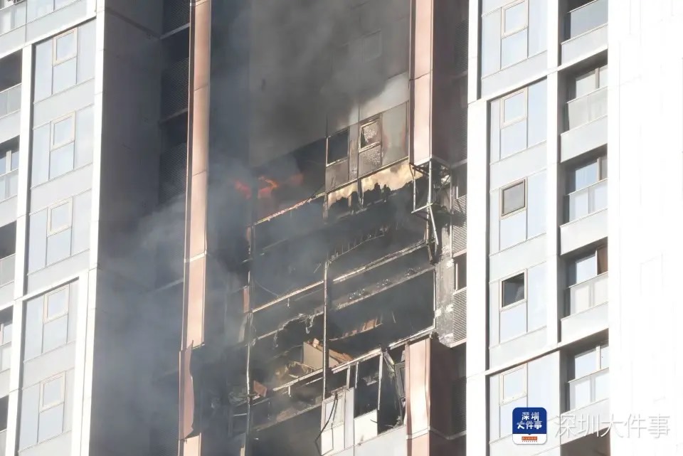 氣爆波及的27、28、29層當時明火已被撲滅，30層仍在起火。圖/取自深圳大事件