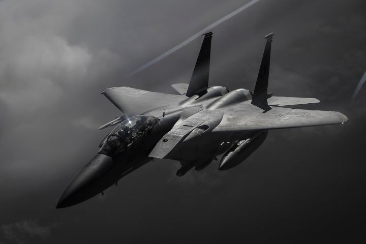海灣戰爭期間,F-15E曾深入敵方空域執行高價值目標打擊及密接空中支援任務,成為美國空軍重要的對地攻擊平台。圖/取自US Air Force