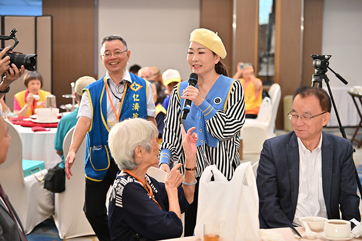 張秀卿走入席間與長輩互動，帶來經典台語金曲。 圖／台北仁濟院 提供