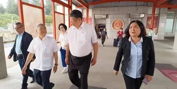 透過小三通抵達廈門的國民黨金門縣立委陳玉珍（右），趕在15日與連勝文等人會合。圖／取自海峽導報