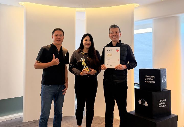 歐德集團陳國都董事長(右一)向巧寓舍計團隊道賀，喜獲英國倫敦設計大獎國際級肯定。圖/歐德集團提供