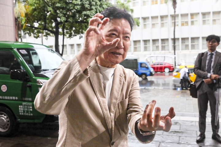 前中廣董事長趙少康日前疑在大罷免投票時亮票，今天（23日）到台北地檢署應訊。圖/中央社