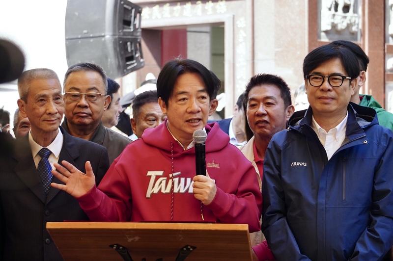 總統賴清德（前中）30日到高雄市三民區新大港保安宮參香，致詞時意有所指稱，高雄市議會監督是非分明，不會影響高雄發展。圖/ 中央社