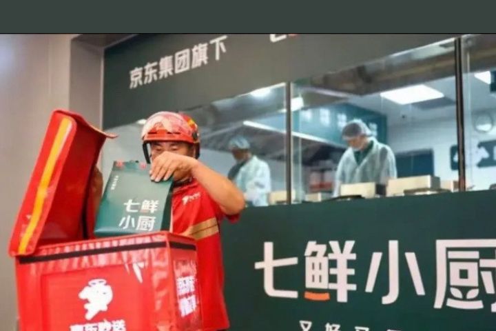 京東「七鮮小廚」，被視為劉強東親自押注「供應鏈+現炒熱食」模式，欲重塑其在即食消費場景的競爭力。圖/取自杭州曲小姐微博