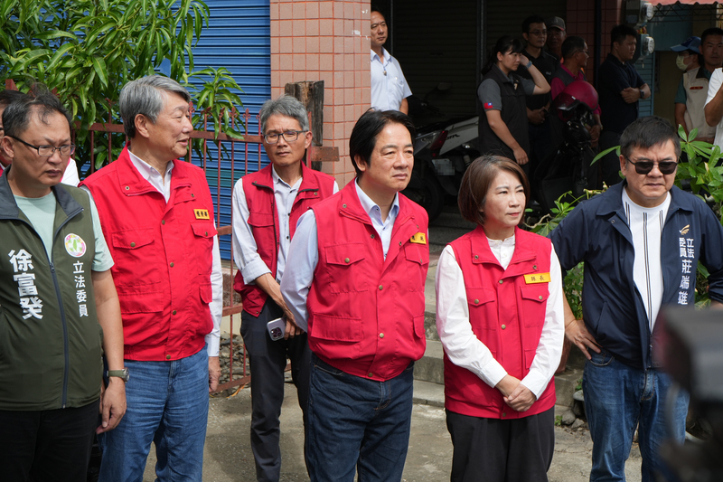 總統賴清德（前右3）27日在屏東縣長周春米（前右2）等陪同下，到屏東縣南州鄉視察颱風凱米災情。圖／ 中央社