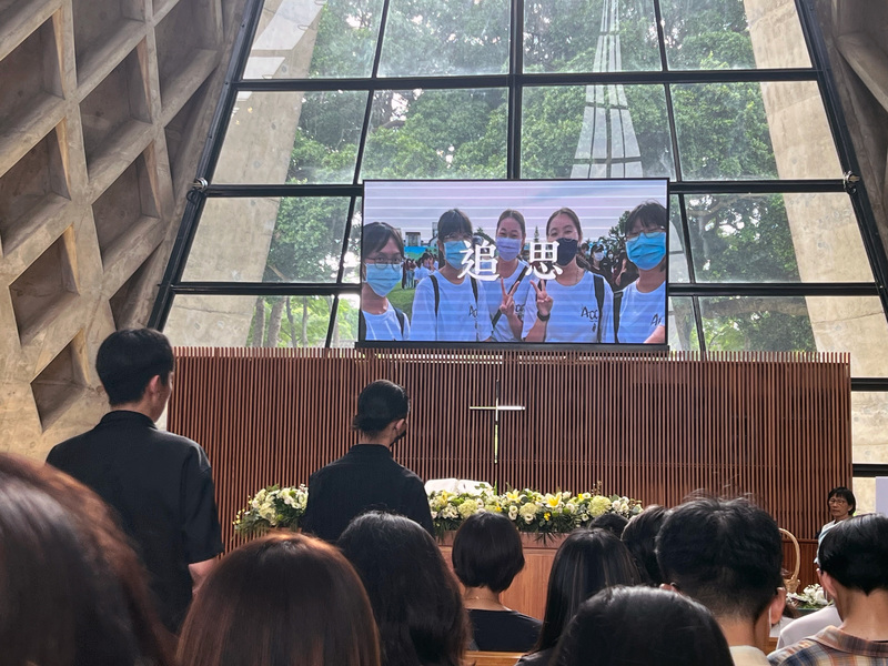 東海女大生舉辦告別式,不少親友前往哀悼,圖為校方於9月29日下午在路思義教堂舉行追思會。圖/中央社