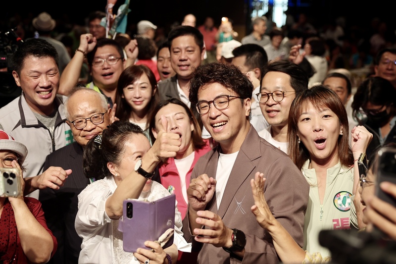根據民調,民進黨台北市長候選人沈伯洋的聲勢上漲,直逼尋求連任的蔣萬安,但民調可信度受到質疑。圖/中央社