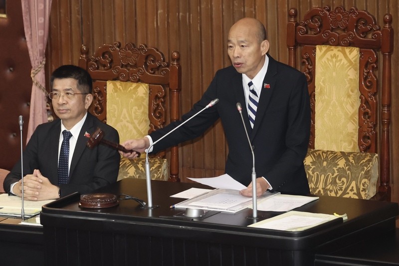 立院三讀汽車無照駕駛最高罰6萬 違法改排氣管罰3600元