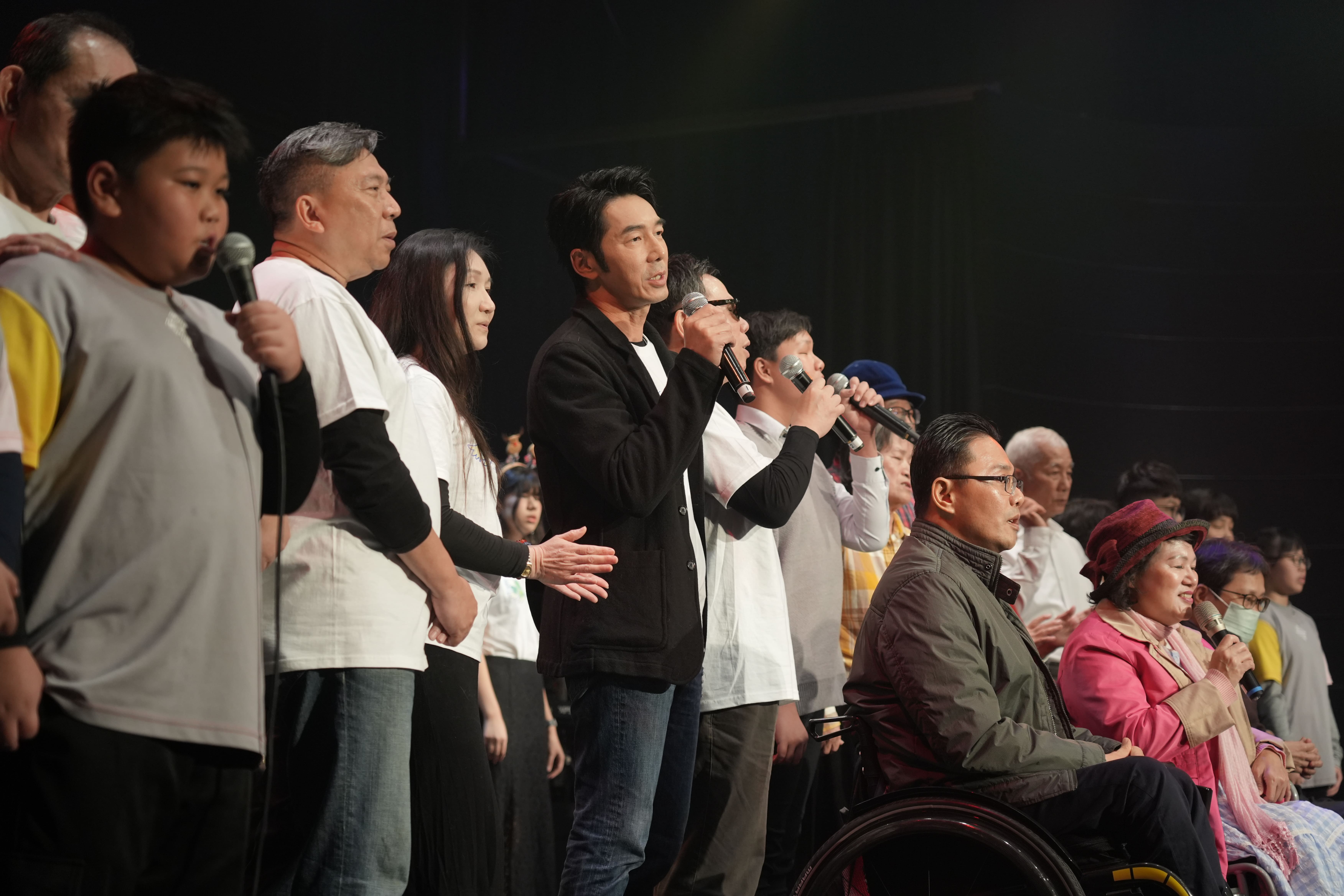 台灣公益聯盟今天（1日）在台北花漾展演空間舉辦「生命的禮讚」感恩音樂會，盼各界慷慨解囊協助弱勢團體做公益，圖為音樂會最後大合唱，左四為公益聯盟代言人李李仁。圖／台灣公益聯盟提供
