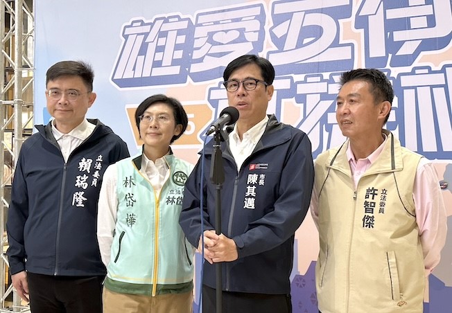 國民黨、民眾黨26日在凱道舉行「反綠共、戰獨裁」活動，賴清德總統回應，戰獨裁應該要到天安門。高雄市長陳其邁（右2）26日幫賴清德緩頰。圖/高雄市政府提供