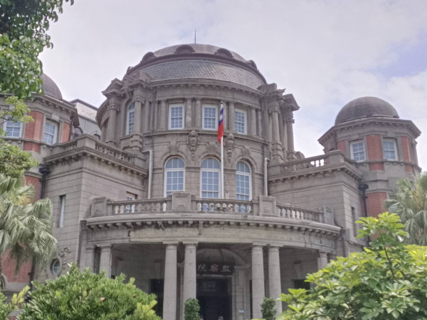 監察委員賴振昌、賴鼎銘17日表示，國人慣用的蝦皮購物平台疑具陸資背景，影響我國資安及經濟主權，將申請自動調查。圖為監察院。圖/記者簡立欣攝