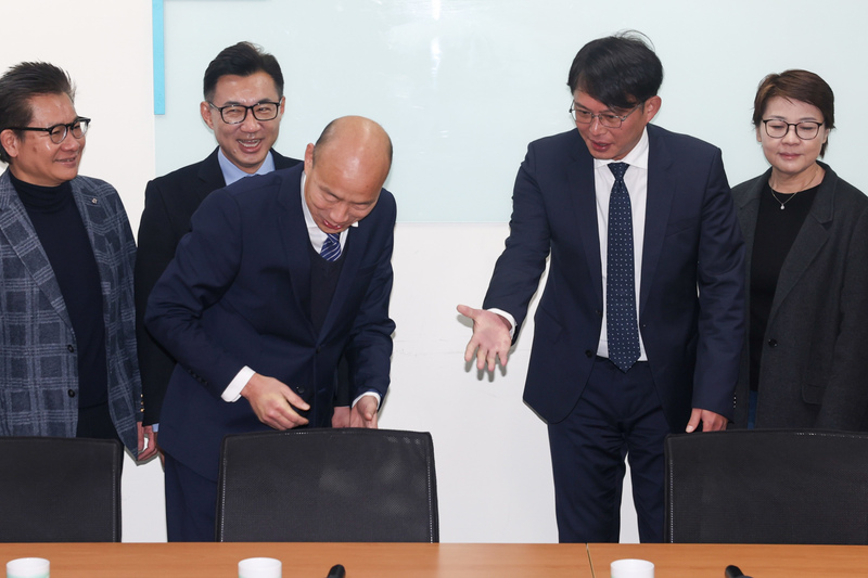 藍白合能否在立法院實現，將影響國會改革。圖為國民黨立院院長參選人韓國瑜拜訪民眾黨黨團。圖/取自中央社。