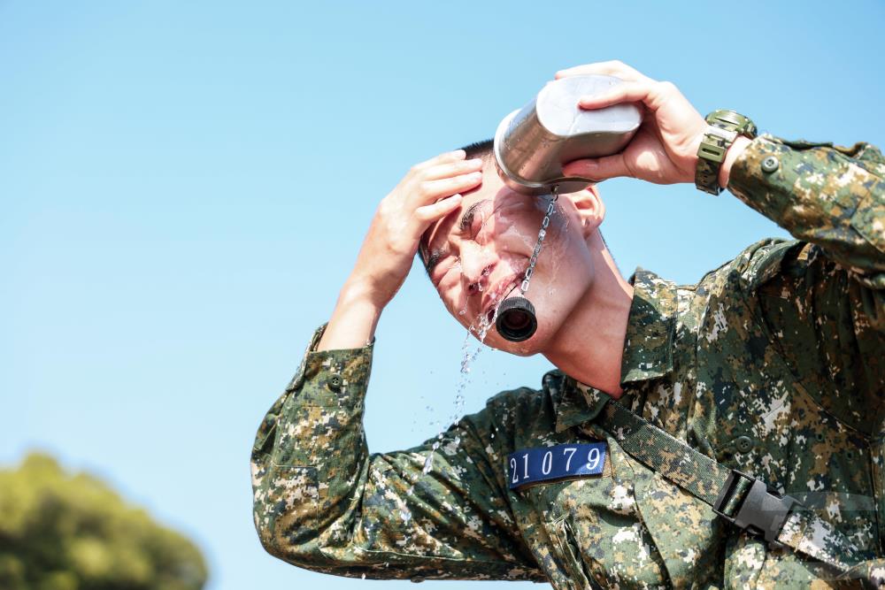 役男用清水沖洗緩解刺痛感。圖/取自軍聞社