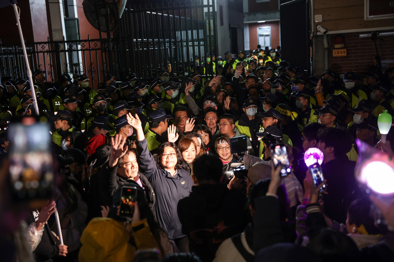 民進黨立法院黨團（中）到立法院外向抗議群眾致意。圖/中央社