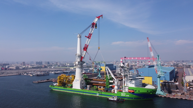 全球風電及光電的發展趨勢正在減緩。圖為台船承接的海龍離岸風電計畫、共計63支水下鋼管樁的製造，已提前於19日完成所有檢驗，正式移交海龍離岸風電公司。圖/中央社