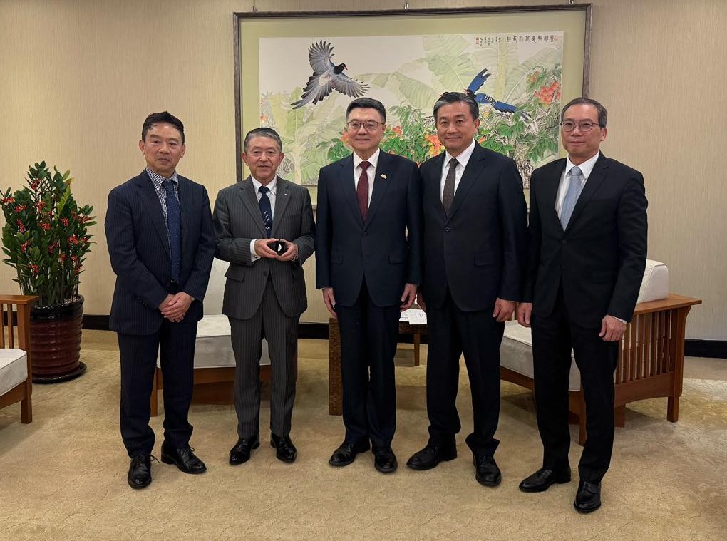 前日本自衛隊統合幕僚長岩崎茂（左二）與行政院長卓榮泰（中）會面。圖/取自矢板明夫俱樂部粉專