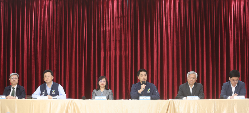 寶林茶室食物中毒案持續延燒，台北市政府30日下午舉行記者會對外說明最新進展，台北市長蔣萬安（右3）、副市長林奕華（左3）、衛生局長陳彥元（左2）等人出席說明。 圖/中央社