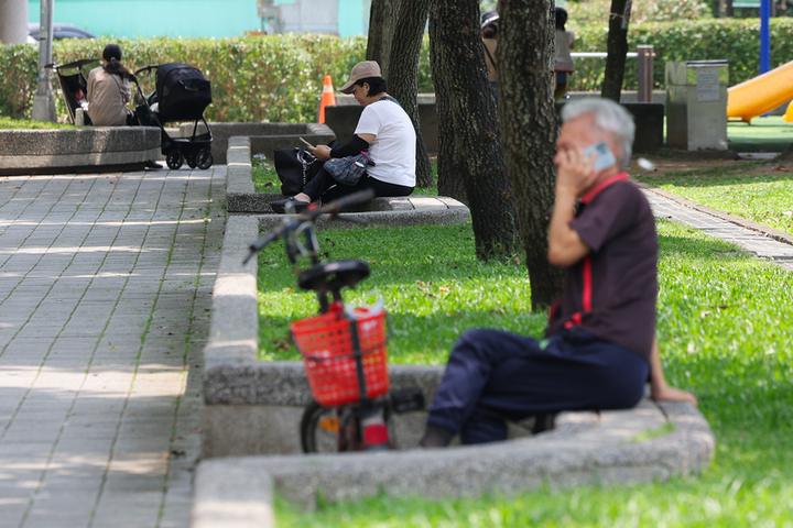 今起鋒面接力通過北東微降溫　中部以北及宜蘭降雨機率增