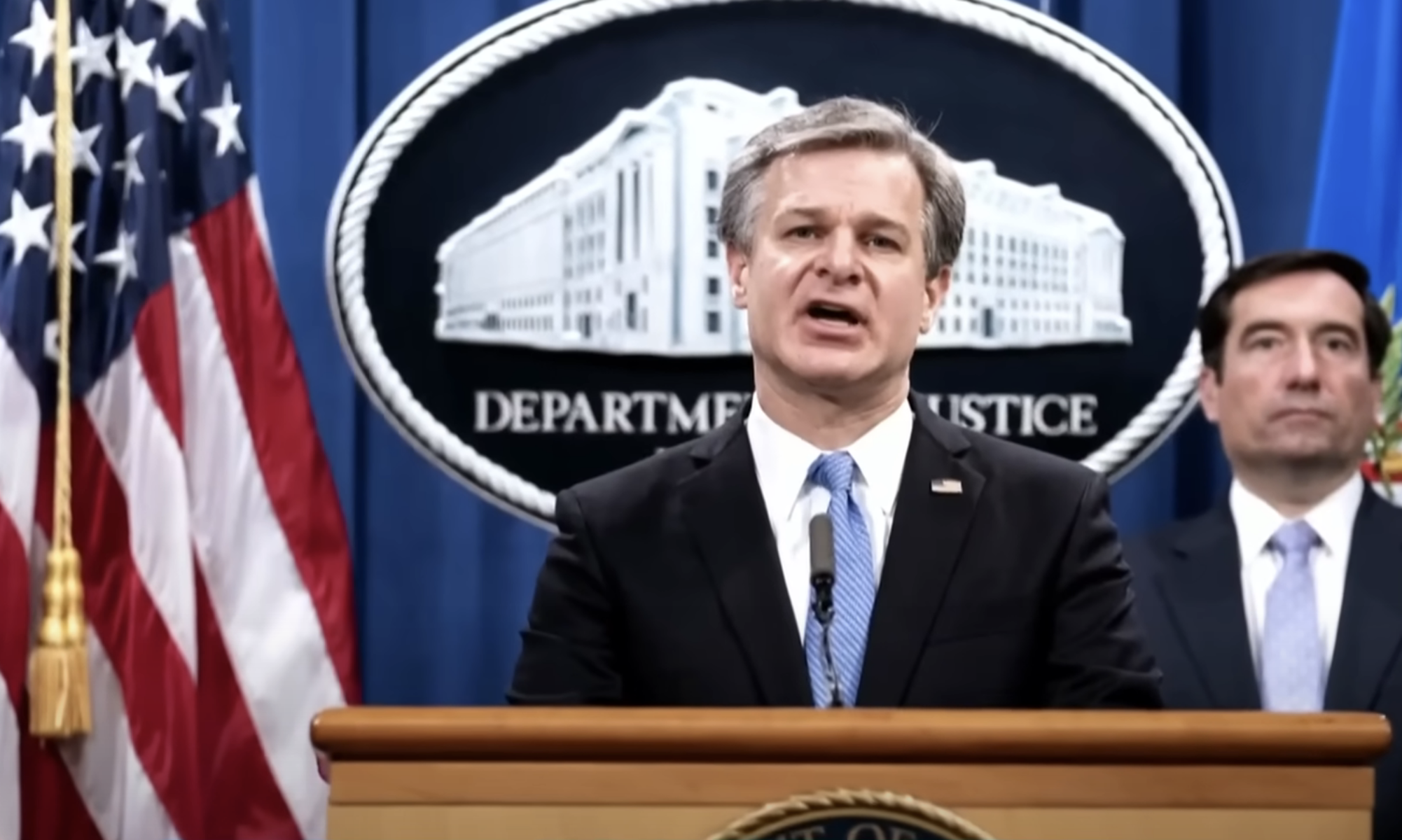 瑞伊（左）任內，FBI曾對川普啟動一系列調查，讓瑞伊成為川普支持者批評的對象。圖/翻攝自NBC News YouTube頻道