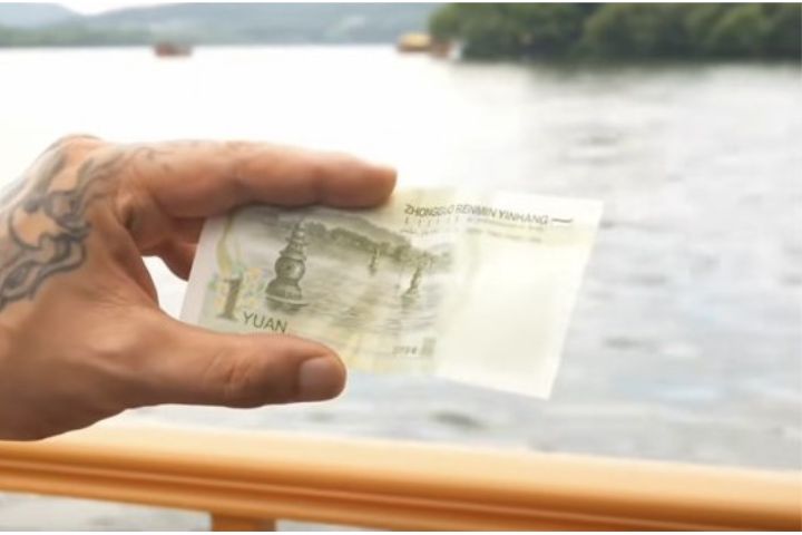 陳之漢打卡杭州西湖三潭印月。圖/取自微博影片