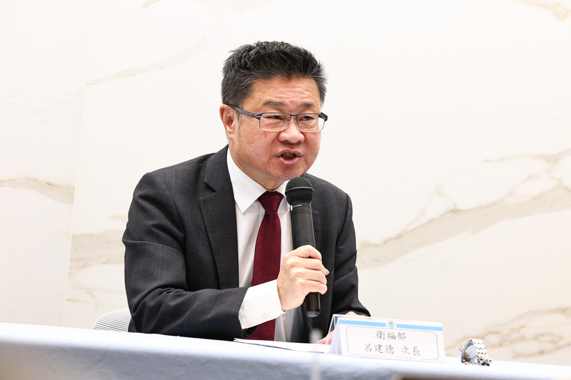 衛福部次長呂建德於記者會中說明多名官員涉職場霸凌案調查懲處結果。圖/中央社