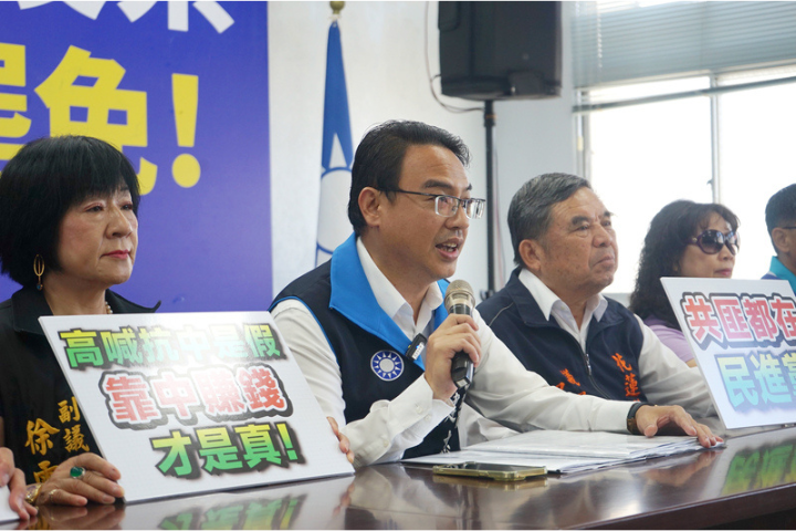 國民黨花蓮縣議會黨團23日舉行記者會，黨團發言人吳建志（左2）揭露，罷團「剷除黑芯」發言人小令（劉毓雯）具在中國經商背景，批「抗中保台」是假的，靠中賺錢才是真的。圖/中央社