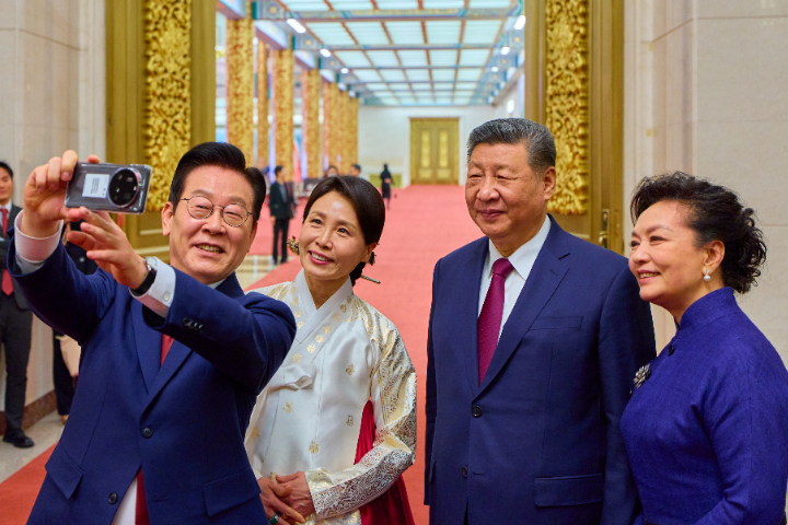 李在明夫婦與習近平夫婦大玩自拍，雙方氣氛輕鬆。圖/取自李在明 X