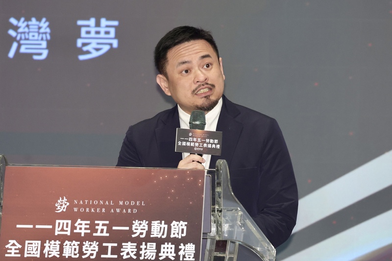 因應美國關稅戰，勞動部長洪申翰（圖）表示，有關減班休息、薪資補貼的「雇用安定措施」，將擴大適用產業範疇。圖/中央社