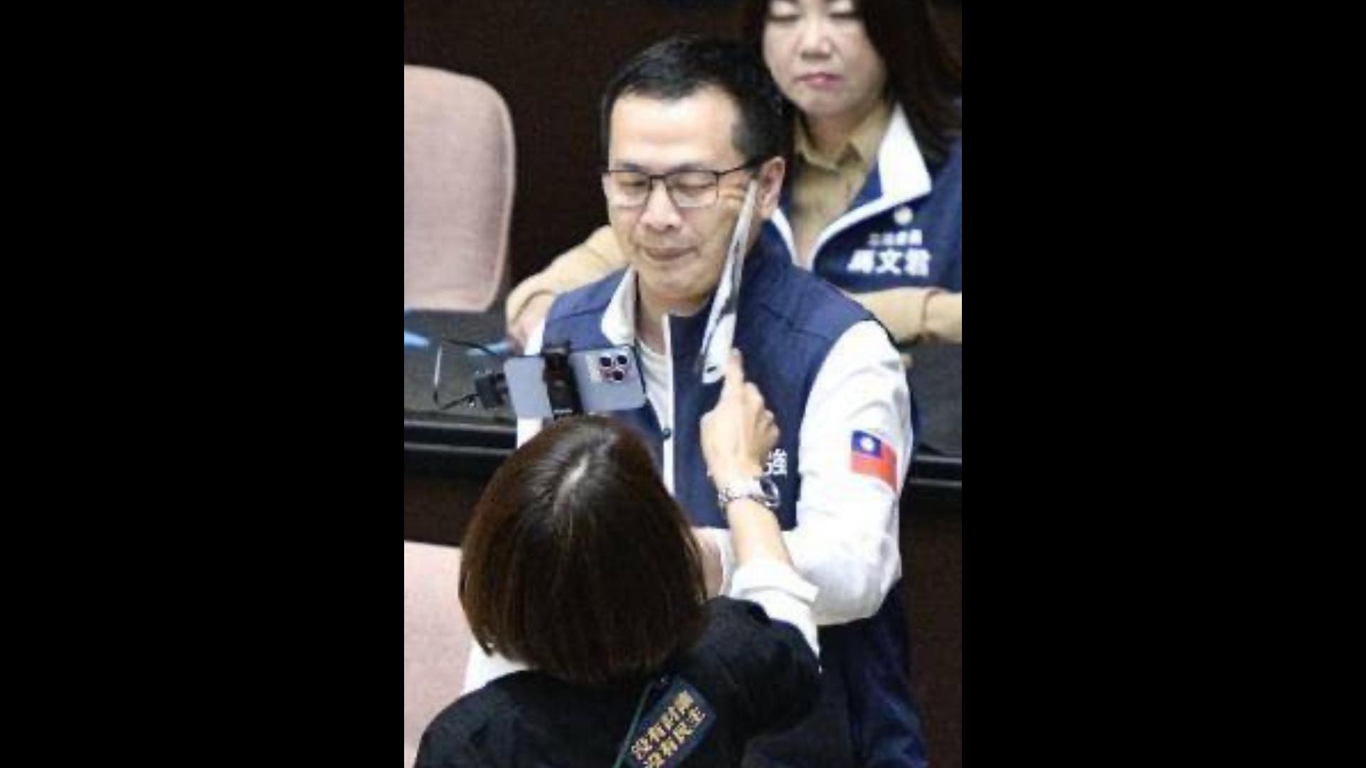 國民黨立委羅智強表示，他不會姑息暴力，要綠委邱議瑩為暴力付出法律的代價。圖/取自羅智強臉書