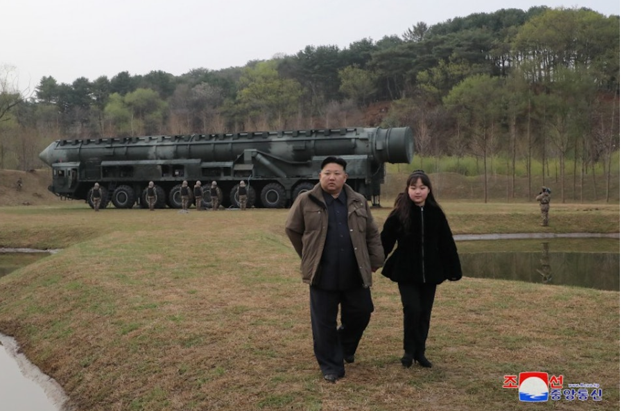 2023年4月13日，北韓最高領導人金正恩與女兒金朱愛觀看試射新型「火星18」型固體燃料洲際彈道飛彈。圖/朝中社