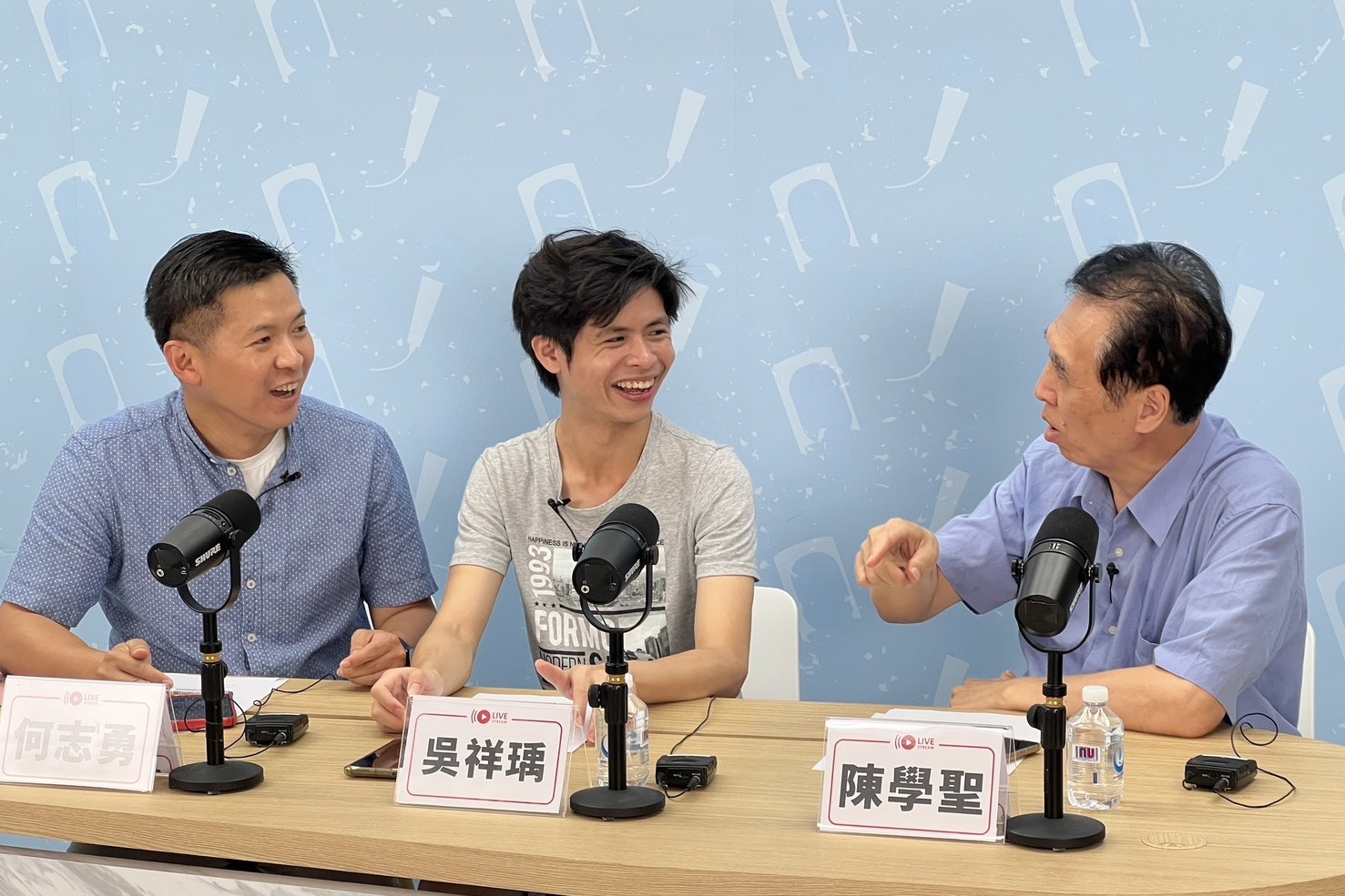 國民黨前立委陳學聖(右)與清華大學兼任助理教授何志勇(左)，8日在網路直播節目《志聖鮮思》邀請YouTuber「企鵝交通手札」吳祥瑀(中)，討論交通時事議題。圖/何志勇提供
