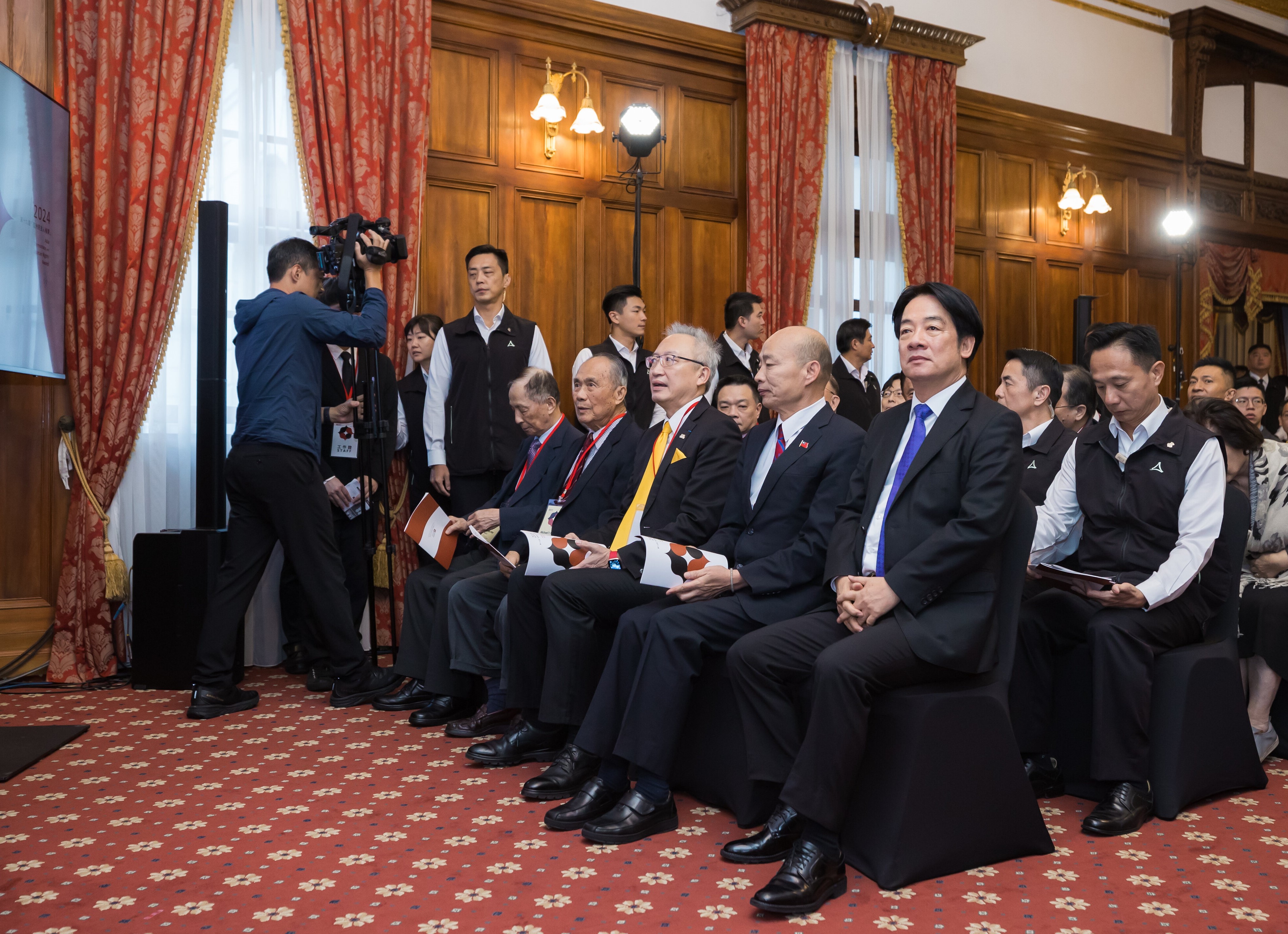 總統賴清德與立法院長韓國瑜去年12月10日兩人相鄰而坐。圖/取自總統府flickr
